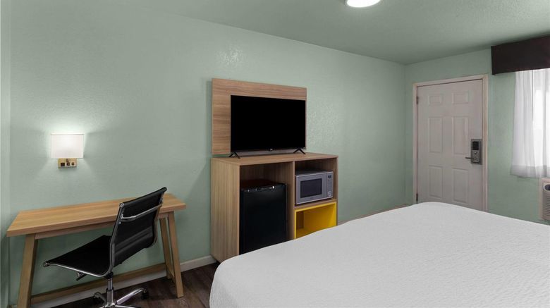 <b>Days Inn by Wyndham Pratt Room</b>. Images powered by <a href="https://iceportal.shijigroup.com/" title="IcePortal" target="_blank">IcePortal</a>.