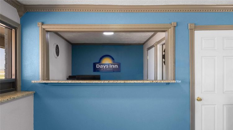 Days Inn by Wyndham Pratt Lobby