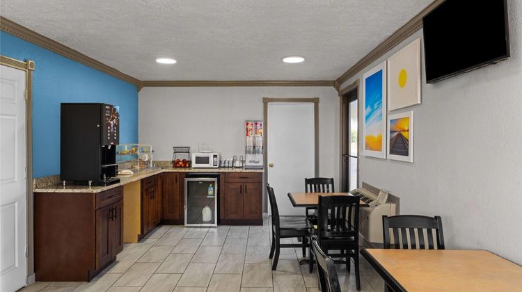 Days Inn by Wyndham Pratt Lobby
