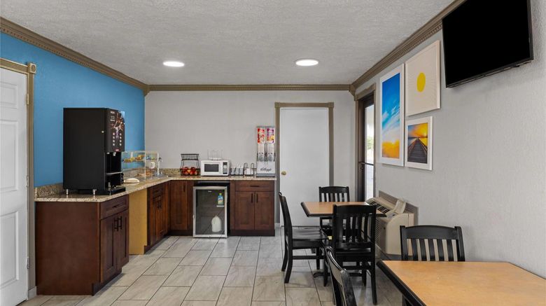 <b>Days Inn by Wyndham Pratt Lobby</b>. Images powered by <a href="https://iceportal.shijigroup.com/" title="IcePortal" target="_blank">IcePortal</a>.