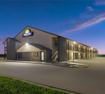 Days Inn by Wyndham Pratt Exterior