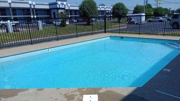 Howard Johnson by Wyndham Clarksville Pool