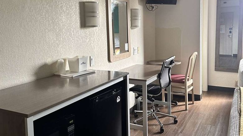 <b>Howard Johnson by Wyndham Clarksville Room</b>. Images powered by <a href="https://iceportal.shijigroup.com/" title="IcePortal" target="_blank">IcePortal</a>.