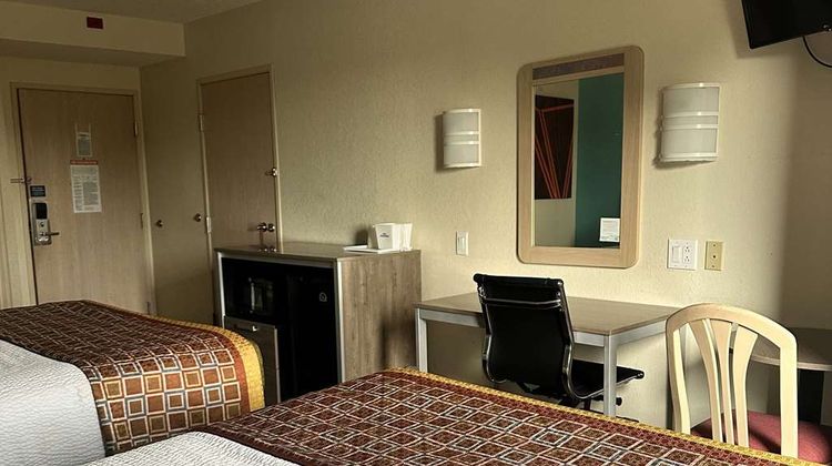 Howard Johnson by Wyndham Clarksville Room
