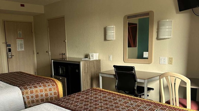 <b>Howard Johnson by Wyndham Clarksville Room</b>. Images powered by <a href="https://iceportal.shijigroup.com/" title="IcePortal" target="_blank">IcePortal</a>.