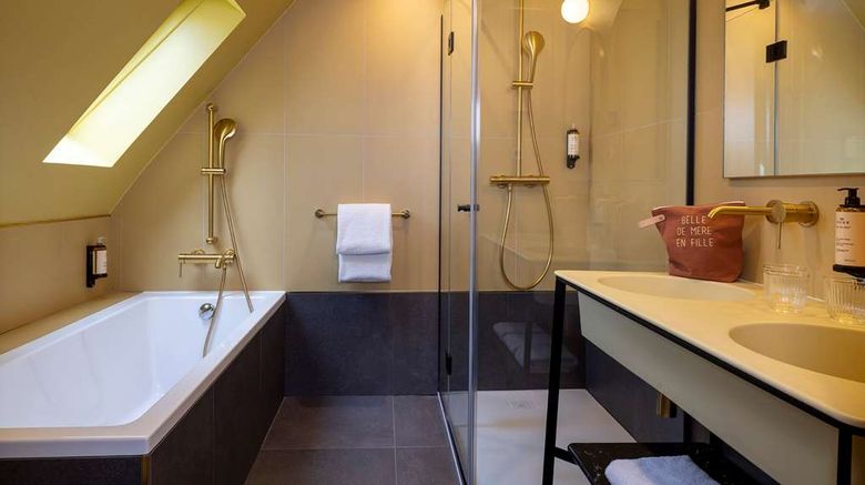<b>Hotel Jardin de Cluny Suite</b>. Images powered by <a href="https://iceportal.shijigroup.com/" title="IcePortal" target="_blank">IcePortal</a>.