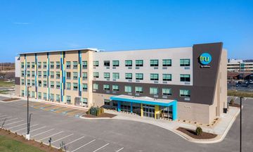 Tru by Hilton Naperville