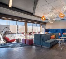 Tru by Hilton Naperville Lobby