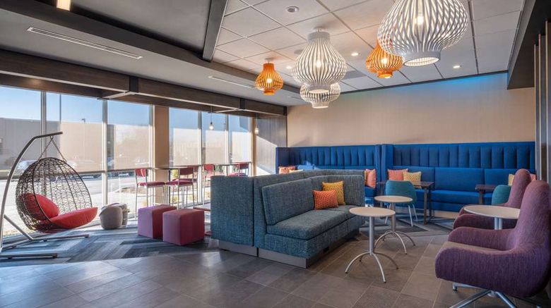 <b>Tru by Hilton Naperville Lobby</b>. Images powered by <a href="https://iceportal.shijigroup.com/" title="IcePortal" target="_blank">IcePortal</a>.