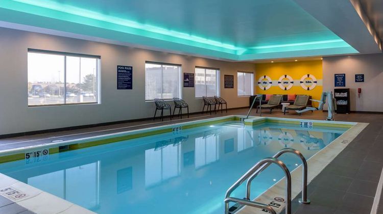 Tru by Hilton Naperville Pool