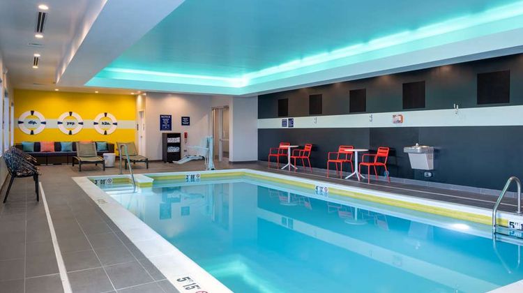 Tru by Hilton Naperville Pool