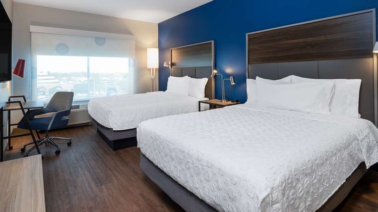 Tru by Hilton Naperville Room
