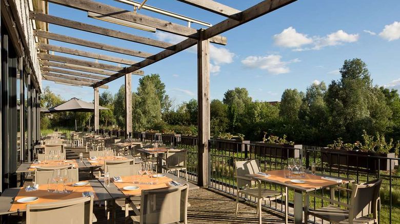 <b>DoubleTree by Hilton Lyon Eurexpo Restaurant</b>. Images powered by <a href="https://iceportal.shijigroup.com/" title="IcePortal" target="_blank">IcePortal</a>.