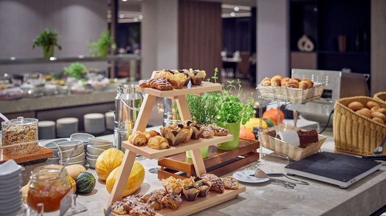 <b>DoubleTree by Hilton Hannover Schweizerh Restaurant</b>. Images powered by <a href="https://iceportal.shijigroup.com/" title="IcePortal" target="_blank">IcePortal</a>.