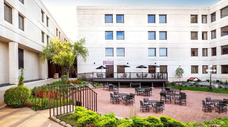 <b>Hilton Appleton Paper Valley Exterior</b>. Images powered by <a href="https://iceportal.shijigroup.com/" title="IcePortal" target="_blank">IcePortal</a>.