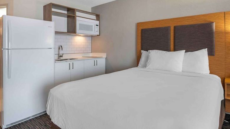 <b>MainStay Suites Springfield IL Room</b>. Images powered by <a href="https://iceportal.shijigroup.com/" title="IcePortal" target="_blank">IcePortal</a>.