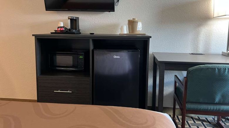 <b>Quality Inn & Suites Louisville East Suite</b>. Images powered by <a href="https://iceportal.shijigroup.com/" title="IcePortal" target="_blank">IcePortal</a>.