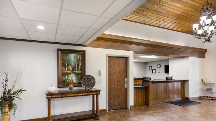 Quality Inn and Suites Monterey I-40 Lobby