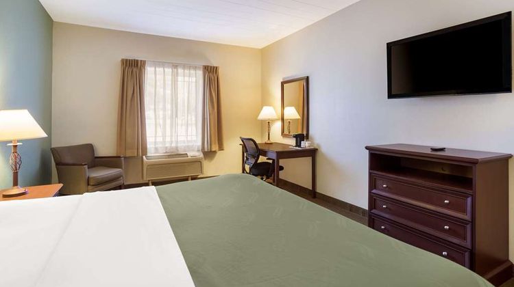 Quality Inn and Suites Monterey I-40 Room