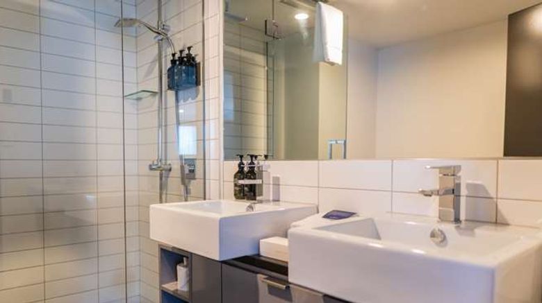 <b>Hotel Montreal Room</b>. Images powered by <a href="https://iceportal.shijigroup.com/" title="IcePortal" target="_blank">IcePortal</a>.