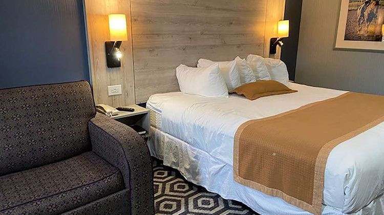 Ramada by Wyndham Medicine Hat Room
