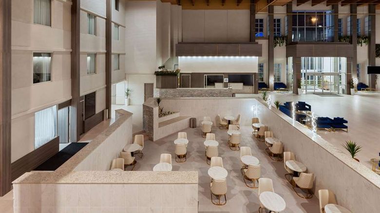 <b>Wyndham DFW Airport Lobby</b>. Images powered by <a href="https://iceportal.shijigroup.com/" title="IcePortal" target="_blank">IcePortal</a>.