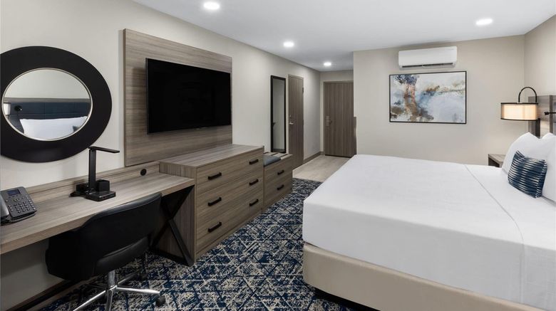 <b>Wyndham DFW Airport Room</b>. Images powered by <a href="https://iceportal.shijigroup.com/" title="IcePortal" target="_blank">IcePortal</a>.