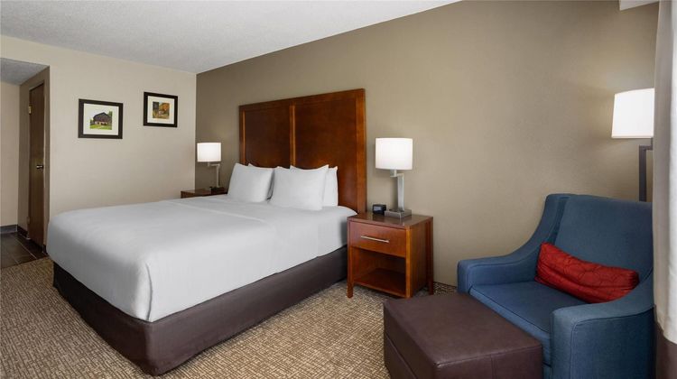 Wingate by Wyndham Grove City Room