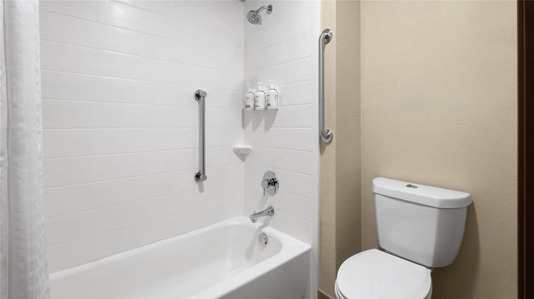 Wingate by Wyndham Grove City Room