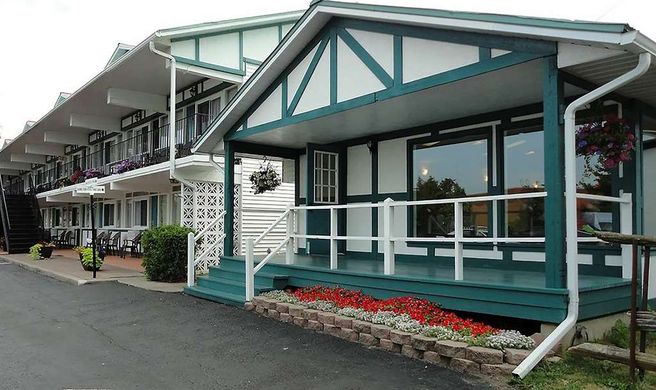 Super 8 by Wyndham Country Squire Resort Exterior
