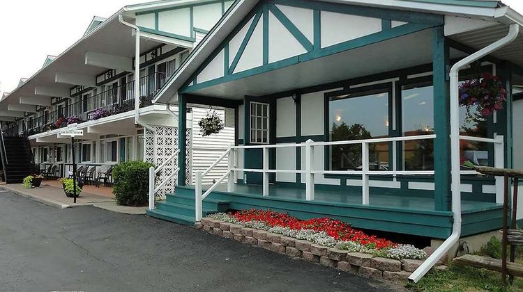 Super 8 by Wyndham Country Squire Resort Exterior