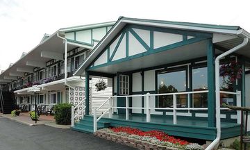 Super 8 by Wyndham Country Squire Resort