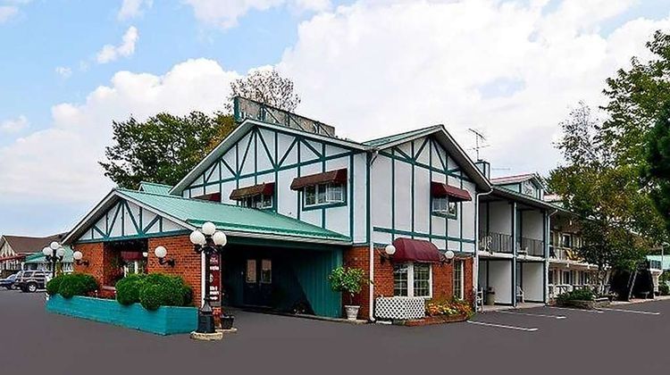 Super 8 by Wyndham Country Squire Resort Exterior