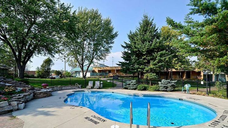 Super 8 by Wyndham Country Squire Resort Pool