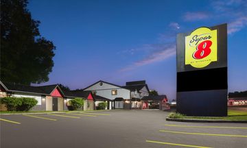 Super 8 by Wyndham Country Squire Resort