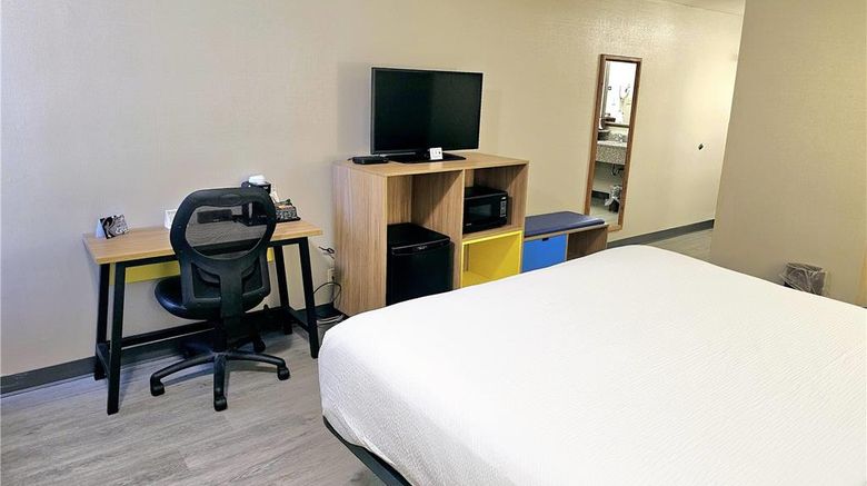 <b>Days Inn by Wyndham Rolla Room</b>. Images powered by <a href="https://iceportal.shijigroup.com/" title="IcePortal" target="_blank">IcePortal</a>.