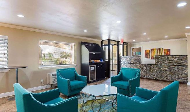 Days Inn by Wyndham Foley Lobby
