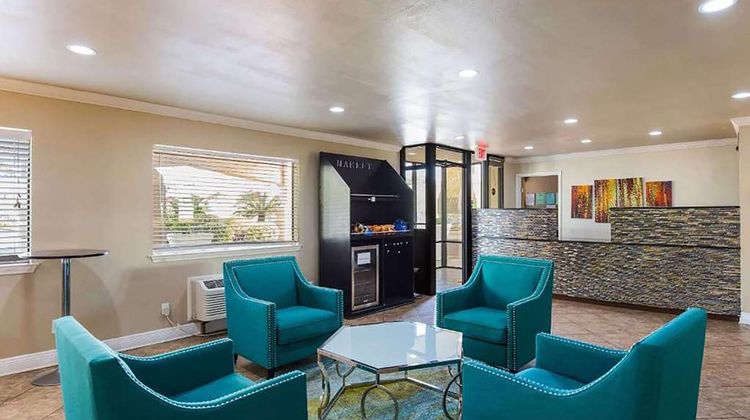 Days Inn by Wyndham Foley Lobby