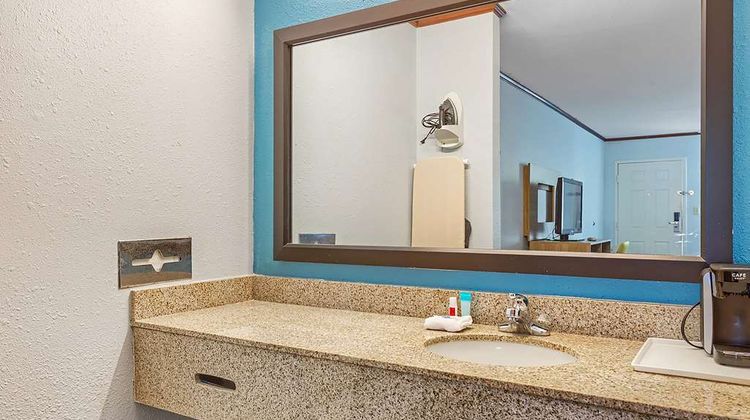 Days Inn by Wyndham Foley Room