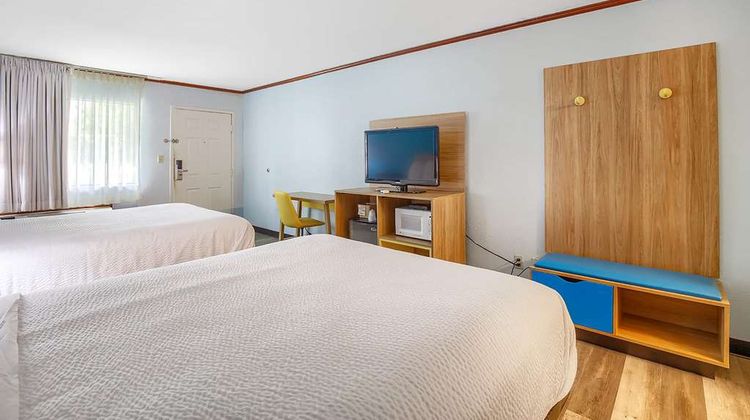 Days Inn by Wyndham Foley Room