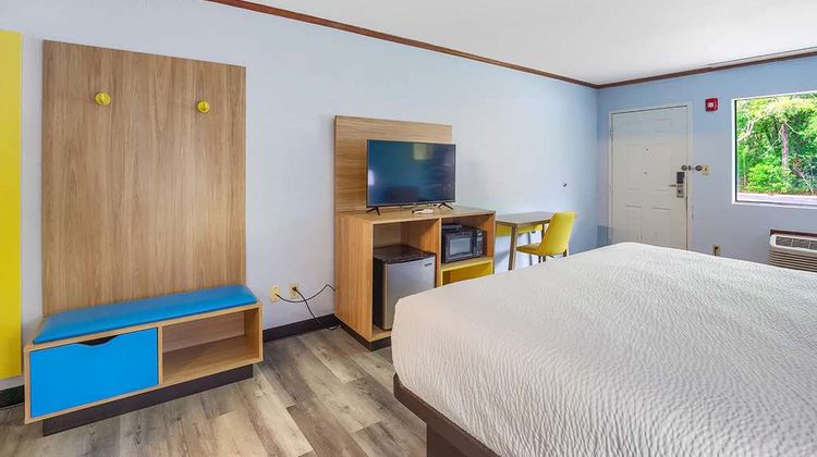 Days Inn by Wyndham Foley Room