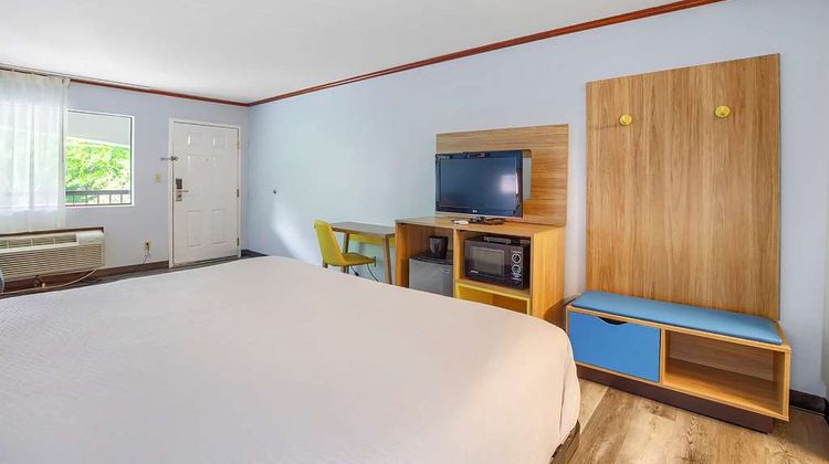 Days Inn by Wyndham Foley Room