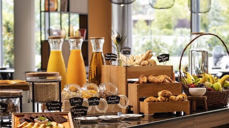 <b>Mercure Geneva Airport Restaurant</b>. Images powered by <a href="https://iceportal.shijigroup.com/" title="IcePortal" target="_blank">IcePortal</a>.