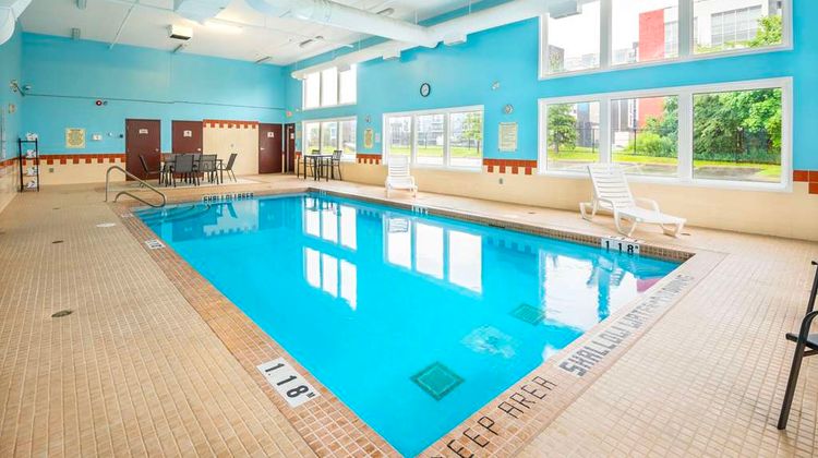 Quality Inn and Suites Grimsby Pool