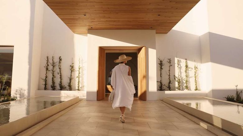 <b>La Zambra Hotel Lobby</b>. Images powered by <a href="https://iceportal.shijigroup.com/" title="IcePortal" target="_blank">IcePortal</a>.
