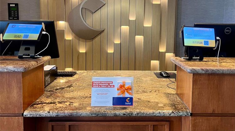 Comfort Inn & Suites Lobby