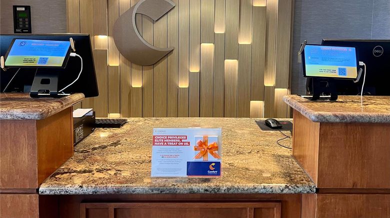 <b>Comfort Inn & Suites Lobby</b>. Images powered by <a href="https://iceportal.shijigroup.com/" title="IcePortal" target="_blank">IcePortal</a>.
