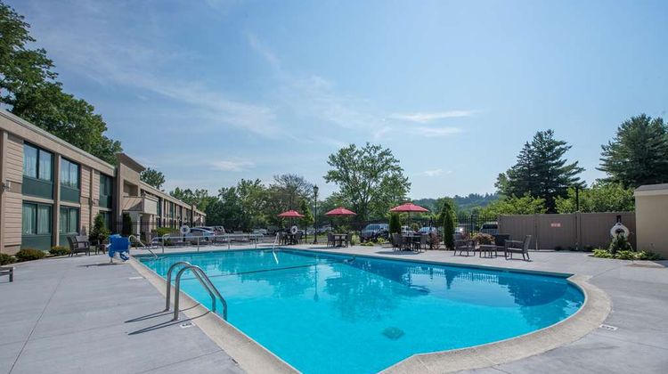Hotel MTK Mt Kisco, Tapestry Coll Hilton Pool