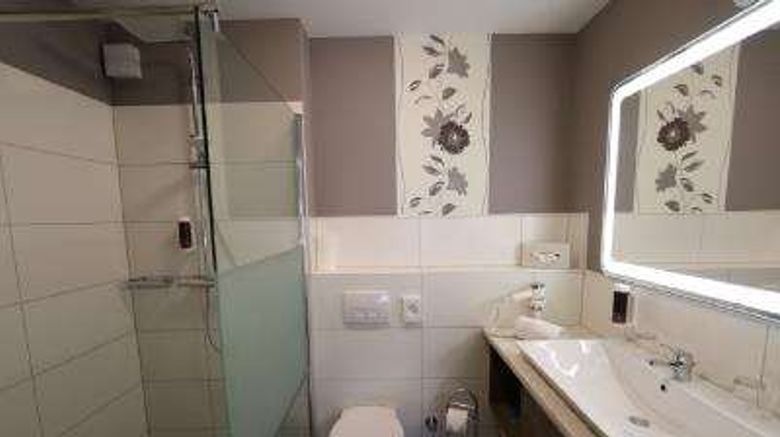 <b>Hotel Deutscher Hof Suite</b>. Images powered by <a href="https://iceportal.shijigroup.com/" title="IcePortal" target="_blank">IcePortal</a>.