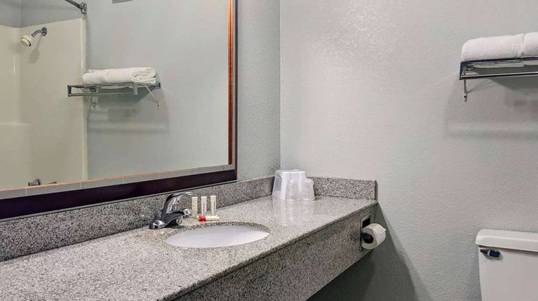 <b>Howard Johnson by Wyndham Hannibal Room</b>. Images powered by <a href="https://iceportal.shijigroup.com/" title="IcePortal" target="_blank">IcePortal</a>.